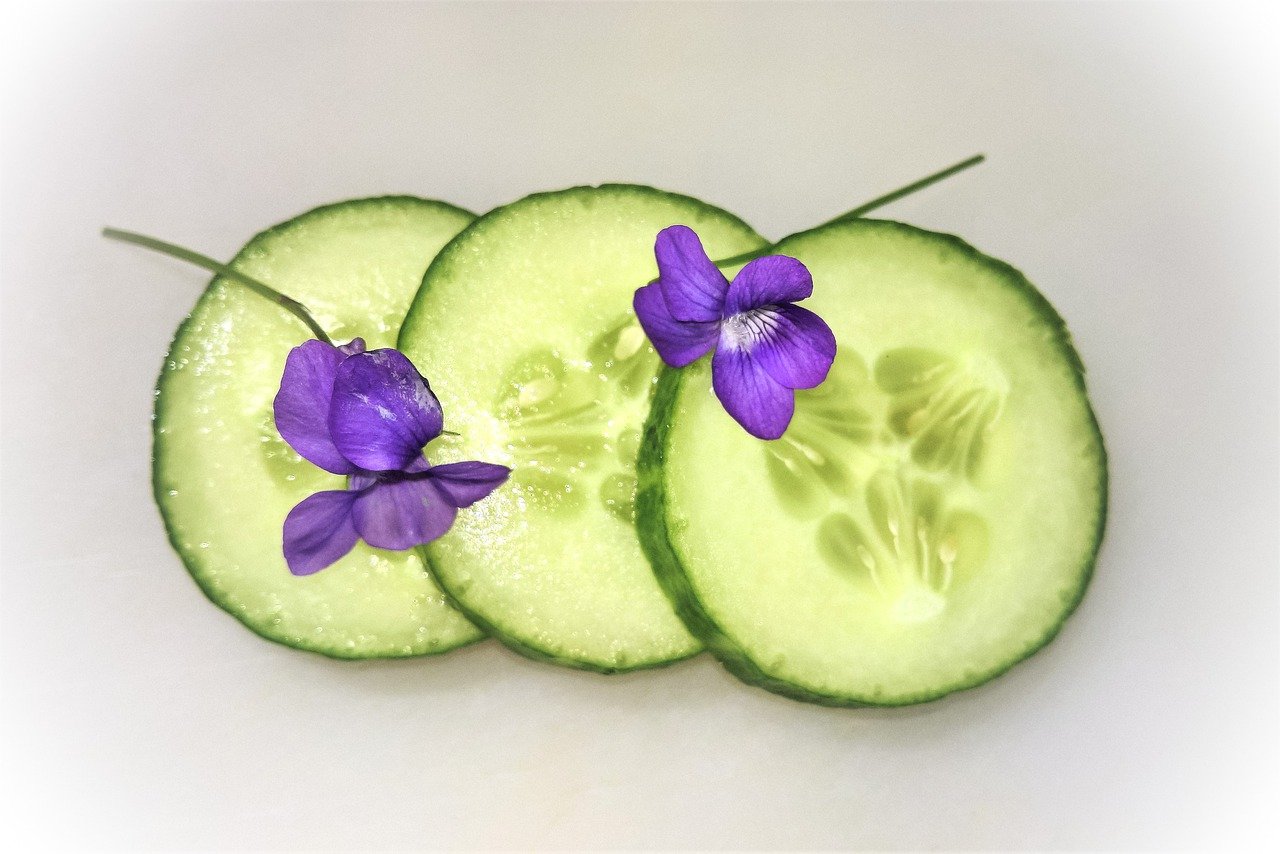 How to prepare, handle and use fresh cucumber juice for skin care